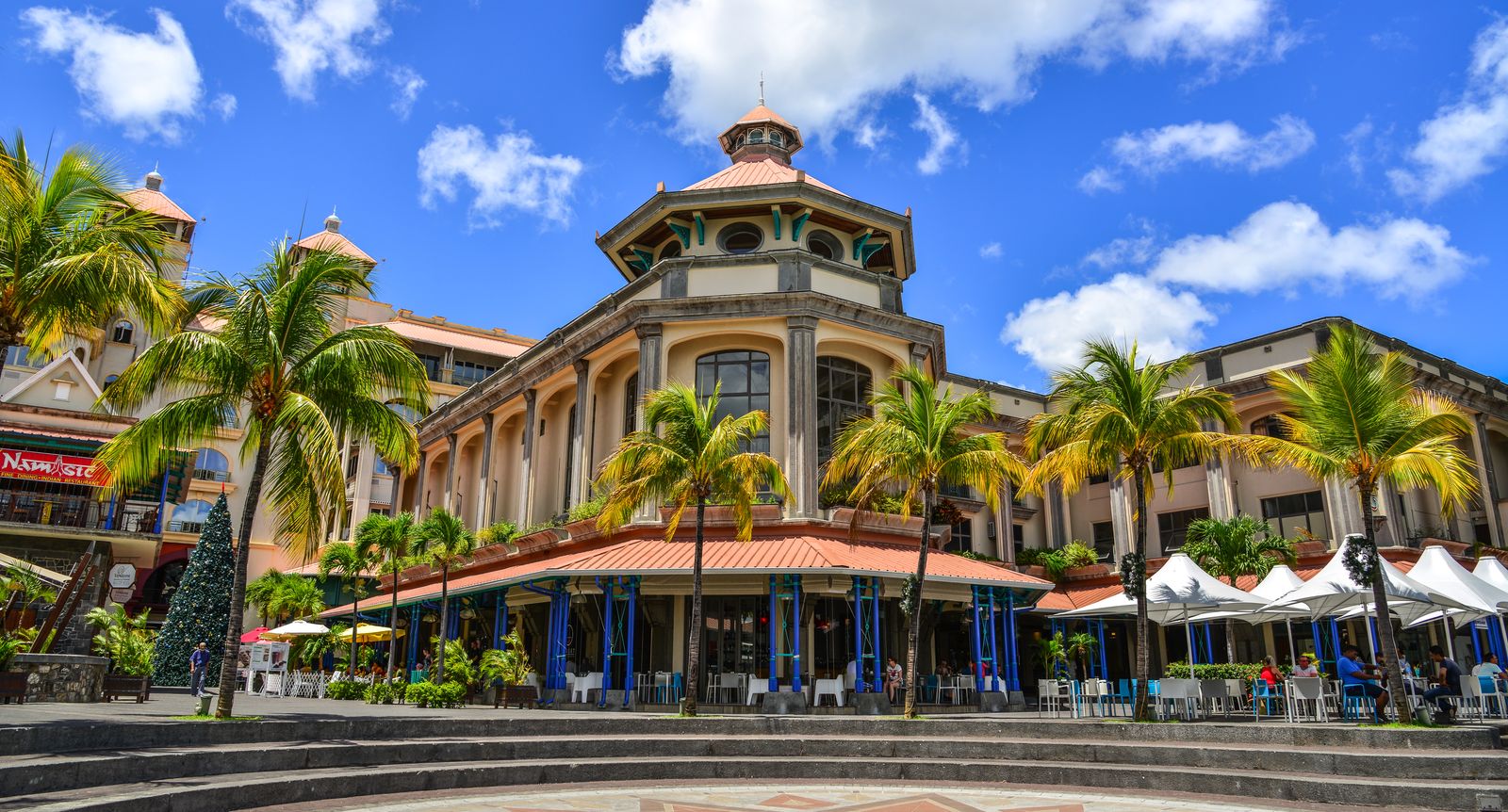 A building with palm treesAI-generated content may be incorrect.