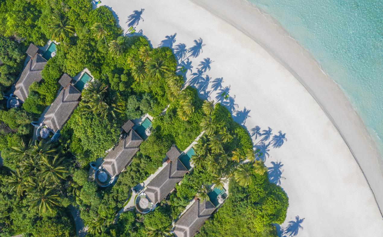 05_Anantara_Kihavah_Exterior_View_Beach_Pool_Villa_Aerial