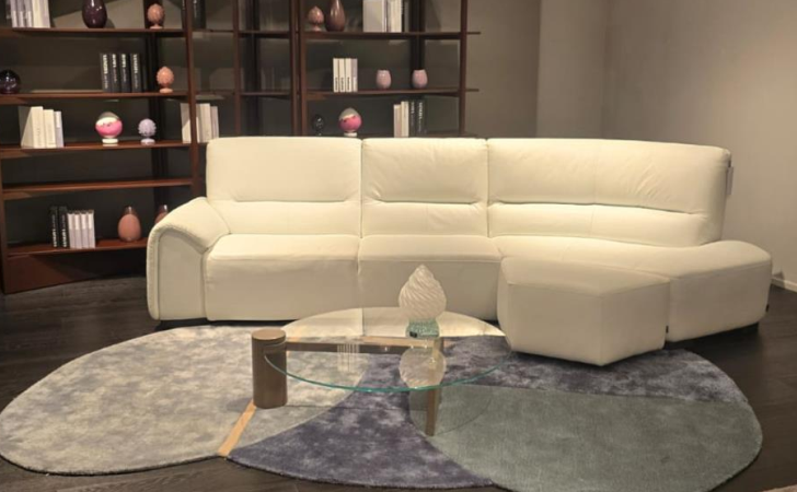 A white couch in a roomAI-generated content may be incorrect.