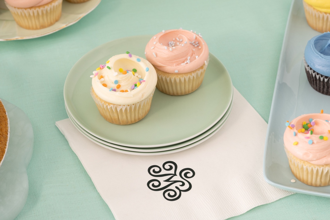 Cupcakes on plates and napkinsDescription automatically generated
