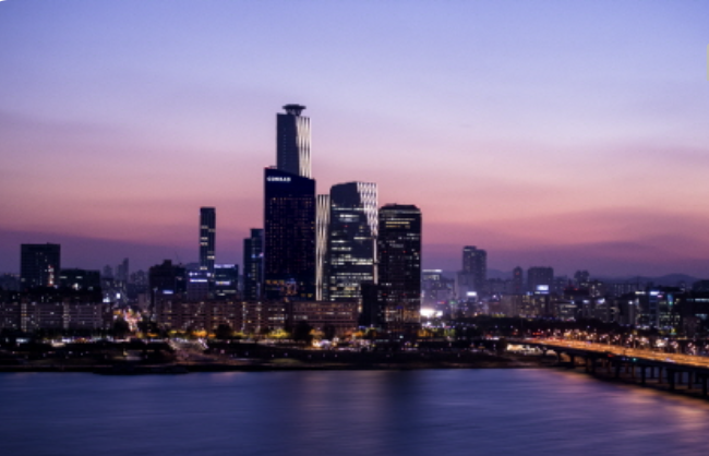 A city skyline with a bridge and a body of waterAI-generated content may be incorrect.