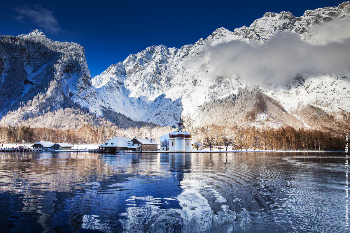 Berchtesgadener Land_Königssee_St._Bartholomä_mit_Watzmann-Ostwand_im_Winter