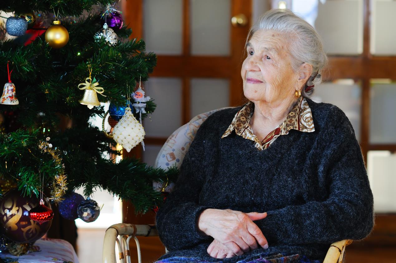 Grey haired lady with Xmas tree