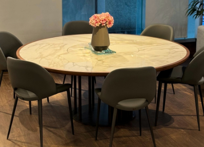 A table with chairs around itAI-generated content may be incorrect.