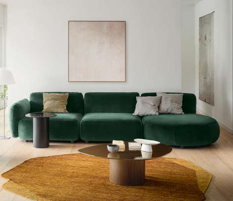 A green couch in a roomAI-generated content may be incorrect.